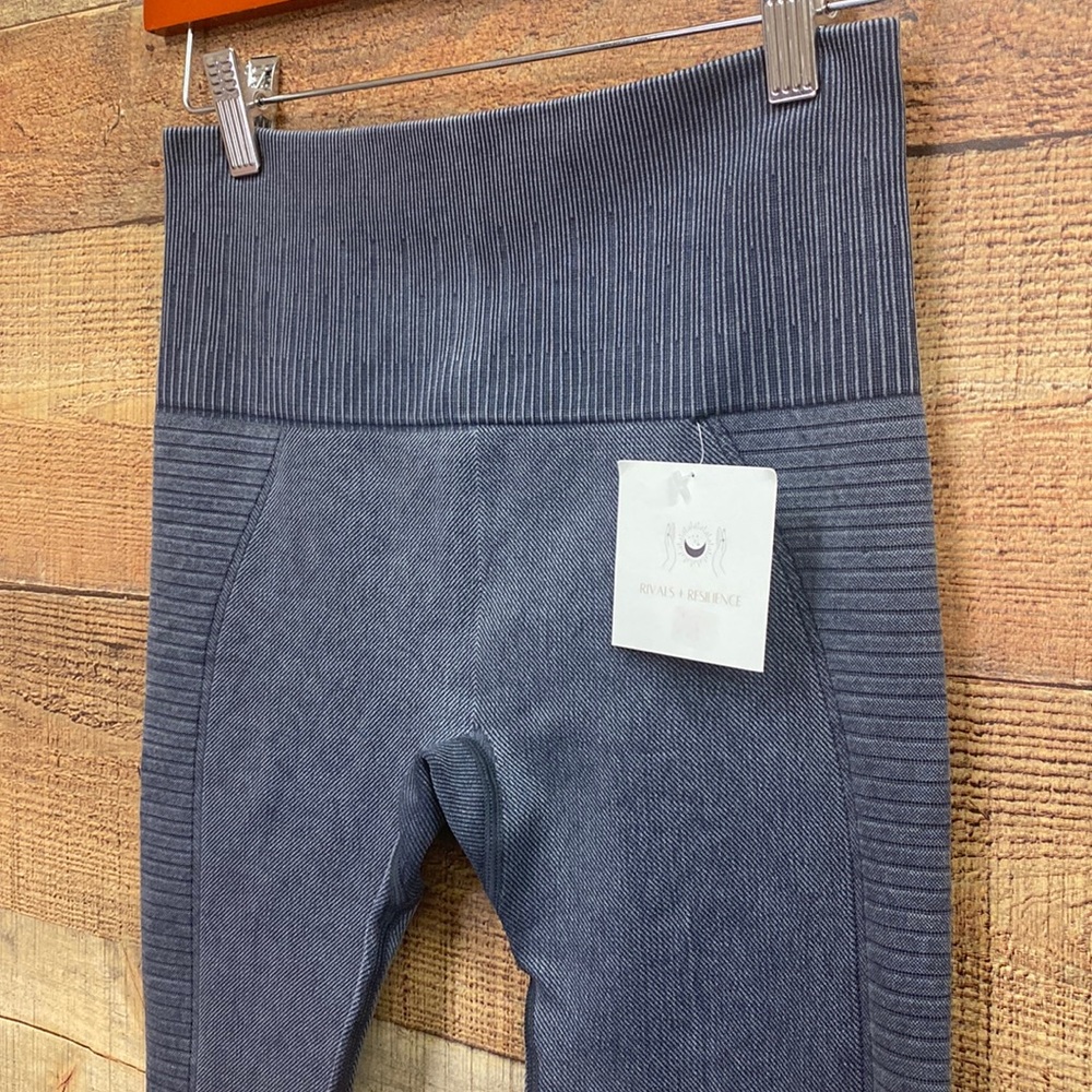 Rivals & Resilience Midnight Gray Motto Legging NWT - Picture 4 of 6
